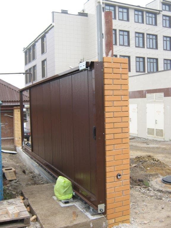 Производим установку откатных ворот в Армянске, беремся за проекты любой сложности. Опыт работы наших сотрудников - более 12 лет. Цены Вас приятно удивят.