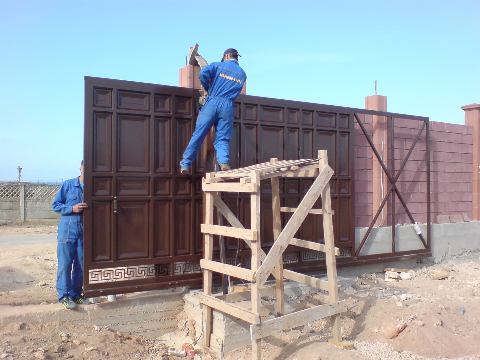 Заказать монтаж въездных ворот в Армянске командой профессионалов с опытом работы уже более 9 лет. Качественная, профессиональная, аккуратная и быстрая установка, независимо от степени сложности объекта. Цены Вас приятно удивят.