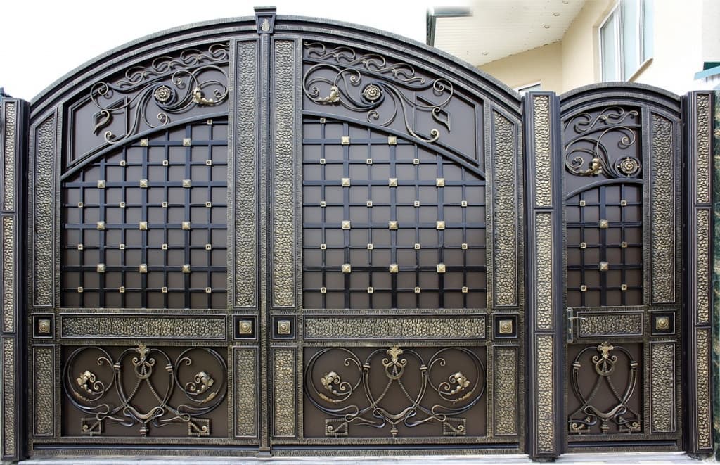 Металлические ворота с ковкой арочной формы