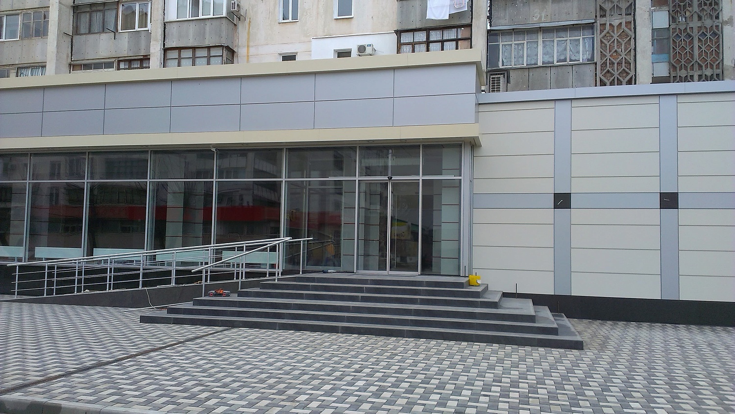 Заказать установку автоматических дверей в Армянске. Монтаж выполняется командой профессионалов с опытом работы более 9 лет. 