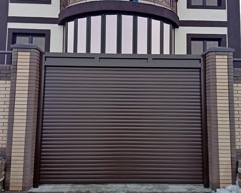 Роллетные ворота Алютех серии Prestige со сплошным алюминиевым профилем роликовой прокатки AG/77 с доставкой в Армянске 
